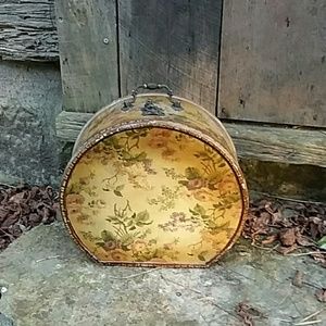 Gorgeous vintage box.